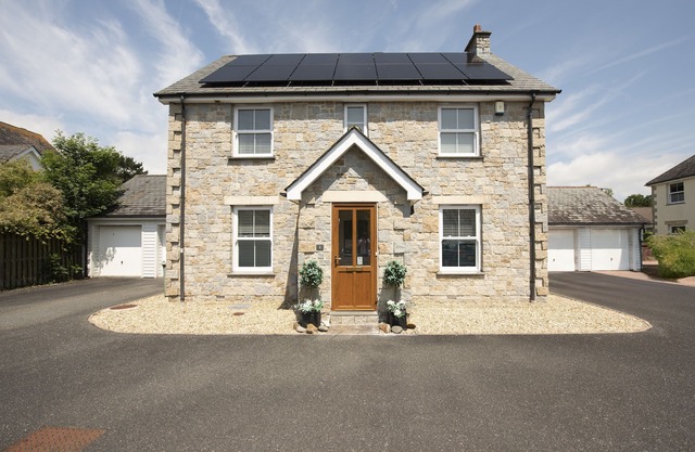 Puffin Way is a spacious and detached four-bedroom holiday home in Cornwall