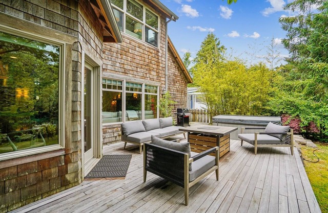 Puffins on Larch - New Listing! Hot Tub! - Beachcomber Vacation Homes