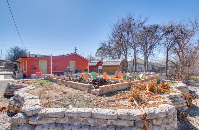 ‘Pumpkin Cottage’ w/ Fire Pit & Grills in Lawton
