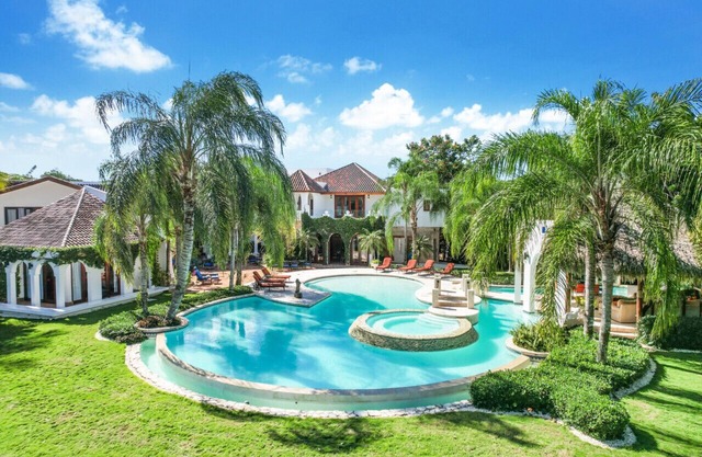 EXTRAVAGANT GOLF FRONT MANSION PROCHE DE L'OCEAN AVEC CUISINE, BUTLER, MAIDS, GOLF CARTS