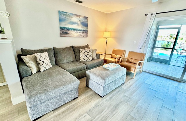 Punta Breeze 2-bedroom townhome, pool, boat dock & WiFi in relaxing Punta Gorda
