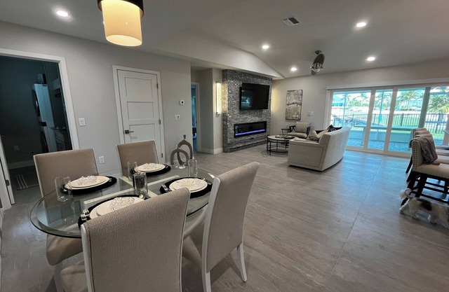 Punta Gorda 2/2, Designer Renovated Punta Gorda Home in Isles Yacht Club Marina
