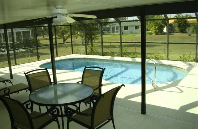 Piscine privée, endroit calme, proche de tout!