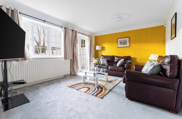 4-Bed Home in Purley near Gatwick Airport London