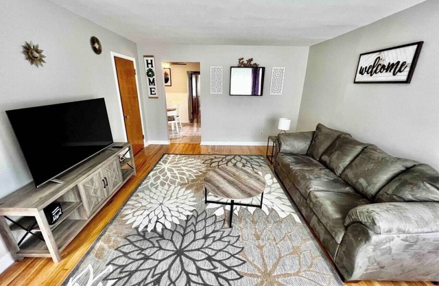Purple Paradise Queen Bed Garage Parking 10 minutes to Downtown