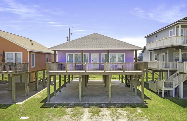 PURPLE PELICAN - 30 seconds from the sand!!! Private Community Walkover