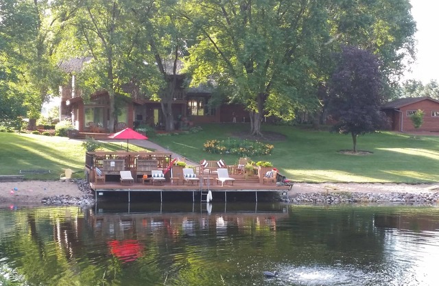 Pvt 35 acres au bord du lac retraite: LDG dort 16 - sentiers de tennis ct bain à remous et plus
