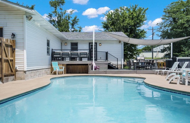 Pvt Outdoor Pool, HotTub & Yard! Close Proximity to Branson Shows-Games-$400 of Free Daily Tickets!