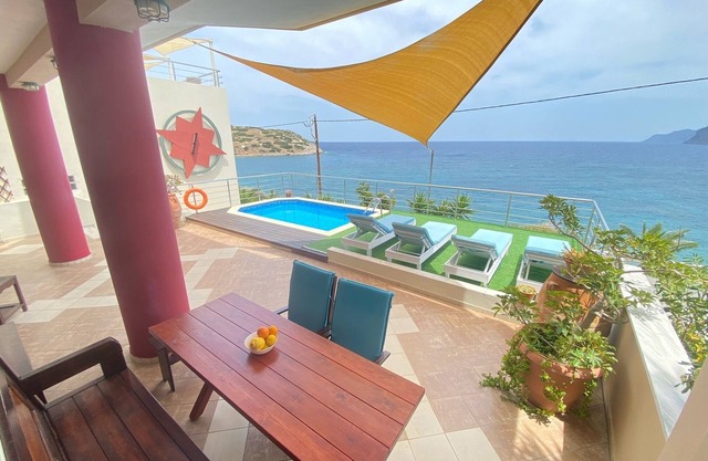Pyxida - Spacieux appartement de deux chambres en front de mer avec piscine privée.