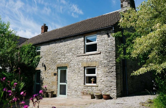 Quaint 2 bedroom cottage in a lovely village location, close to Bakewell and Buxton.