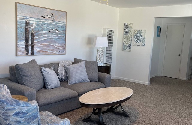 Quaint 2 bedroom with partial ocean views