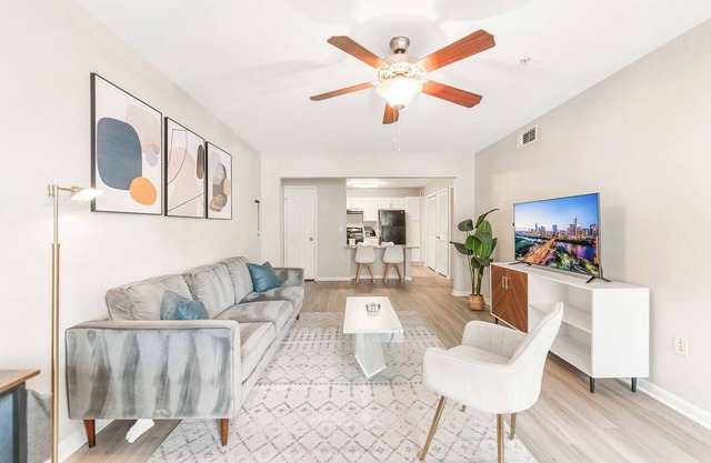 Quaint 2BR King Suite w Gym&Pool close to DT