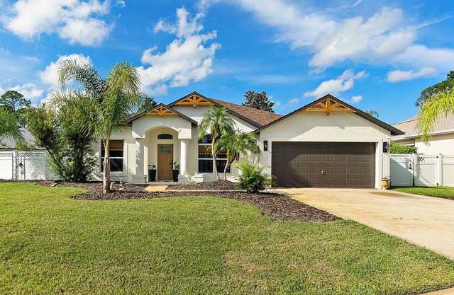 Quaint 4-bedroom Pool house with AC in Palm Coast