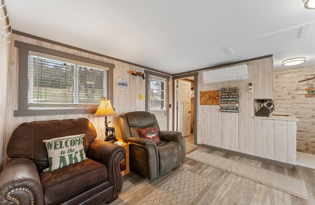Quaint and Cozy 2 bedroom cabin on Table Rock Lake!