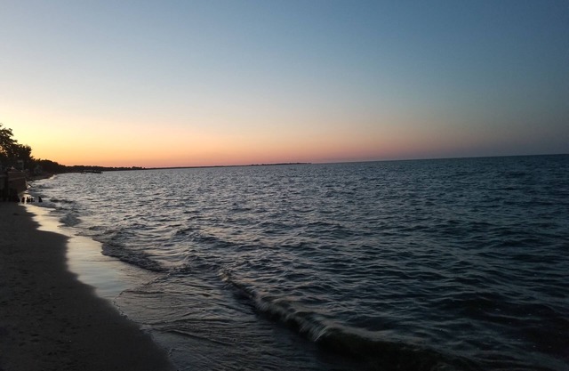 Cottage pittoresque sur la plage avec de magnifiques levers de soleil sur la baie de Saginaw / le lac Huron