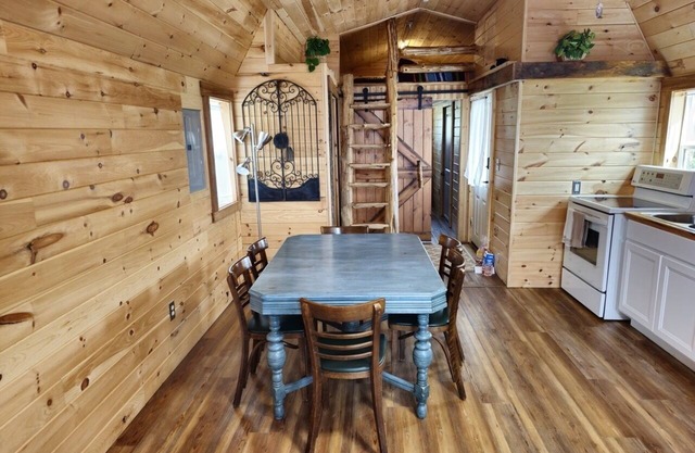 Quaint Cabin - 8 minutes from Ark Encounter!! Country setting, near town!!