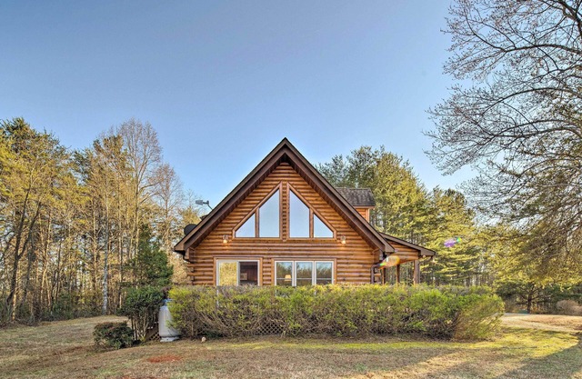 Quaint Cabin w/ Deck & Loft: 10 Mi to Lake Lure!