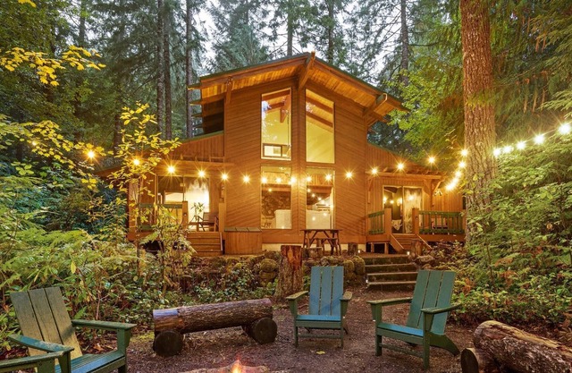 Quaint Cabin w/ Theater Room, Fireplace, and Private Hot Tub near Mt. Hood