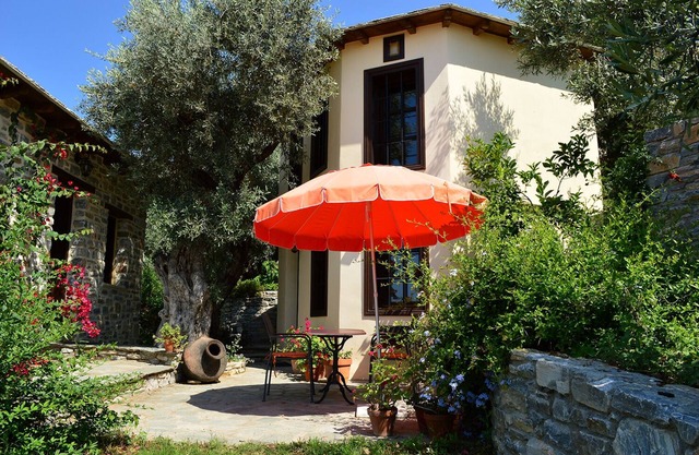 Cottage de caractère pittoresque dans un village grec traditionnel