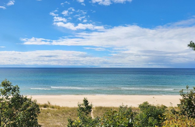 Evadez-vous de tout cela à votre propre chalet du lac Michigan et de la plage!