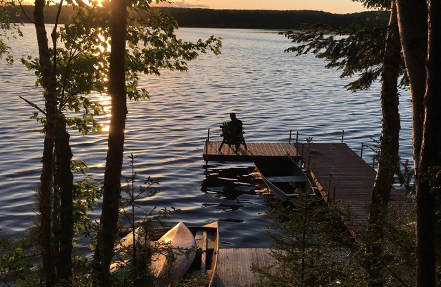 Pittoresque, Cottage propre avec des vues du coucher de soleil à couper le souffle