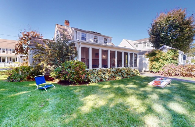 Quaint coastal home with fast WiFi, W/D, skylights, and outdoor grilling