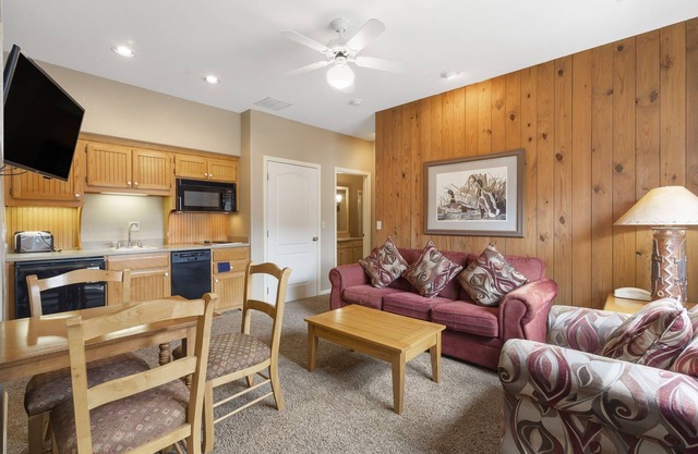 Quaint Condo Suite in a Peaceful Community near Silver Dollar City