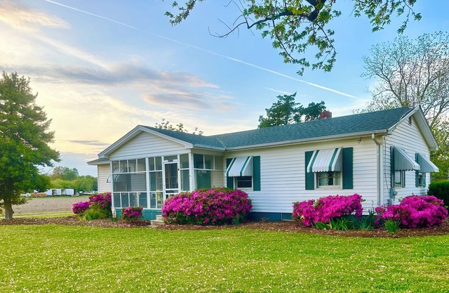 Quaint costal farm cottage, on a working farm, just mere miles from beaches!
