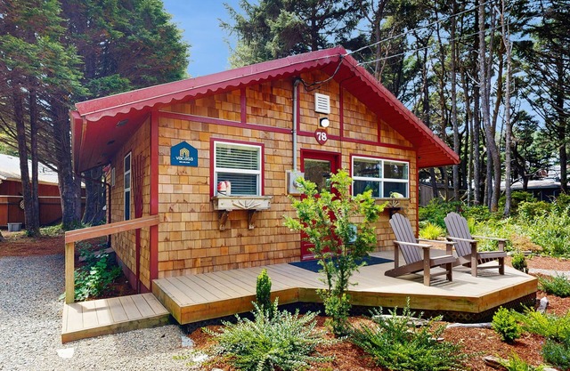 Dog-friendly, chalet dans les bois de 75 mètres de la plage! WiFi gratuit et Smart TV!