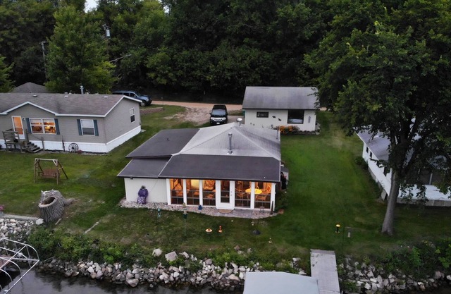 Cottage pittoresque sur le lac des cygnes