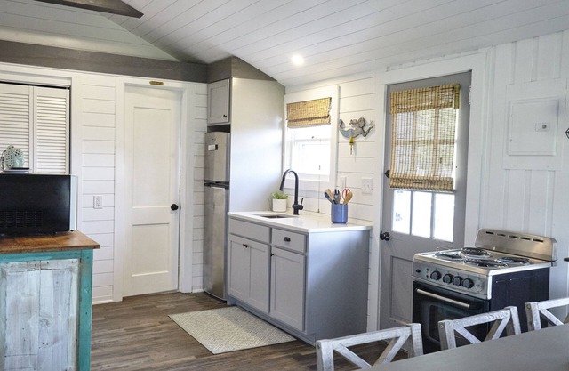 Quaint Cottage--Private Beach Access with Parking