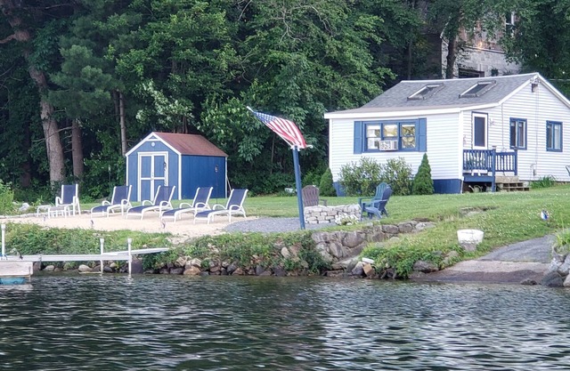 Cottage pittoresque à droite sur Long Pond à Dracut Massachsettes. Vue sur le lac,
