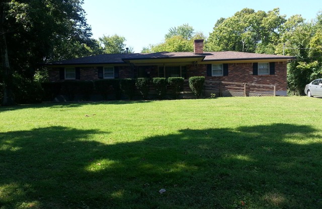 Quaint & Cozy 4 Bedroom Home -2car garage attaché.