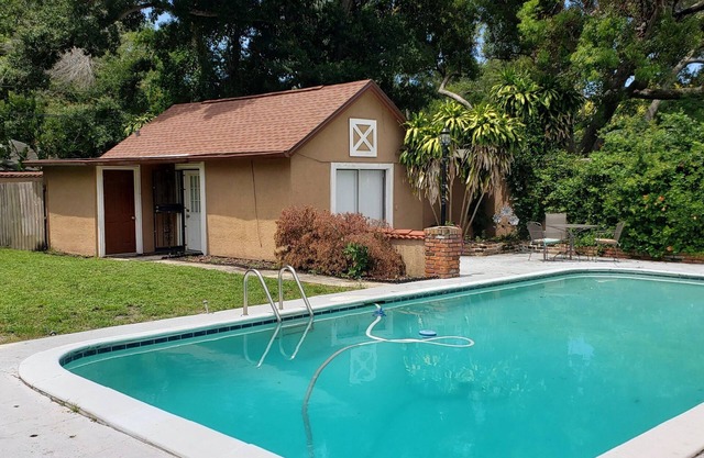 Quaint Cozy Cottage Guest House avec piscine pour 3 personnes maximum, chiens OK, parcours de golf