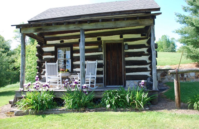 Quaint & cozy secluded log cabin for two situated on 200 acres in the mountains!