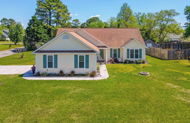 Quaint, Cozy, Very Clean & Close to the BEACH 3 bedroom home w/ sunroom & office