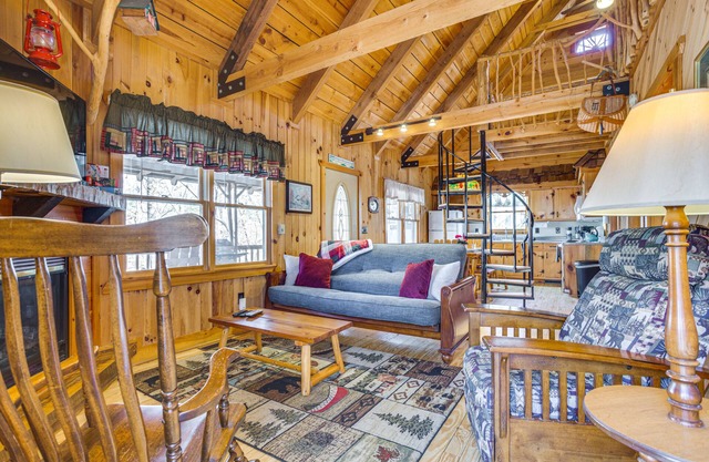 Quaint Dahlonega Cabin w/ Cavenders Creek Access!