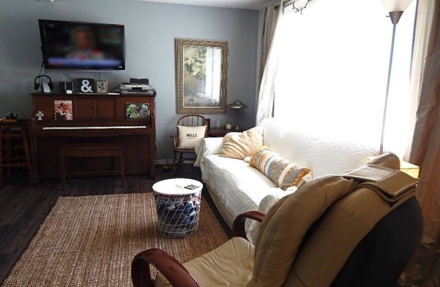 Quaint family home w/ AC - 5 minutes from town! (Pet-Friendly!)