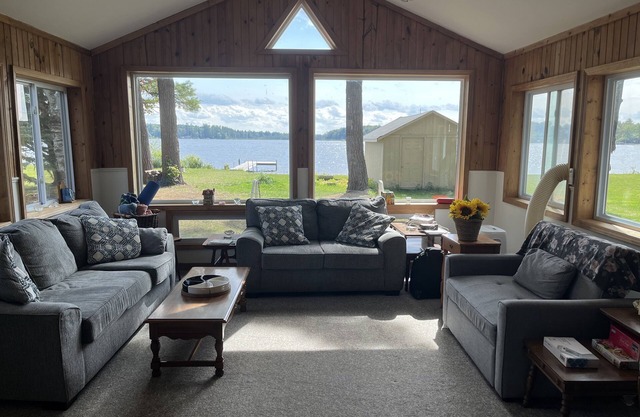 Quaint Family lake cottage w/beach, dock,internet on all sports Crawford Lake