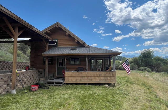 Quaint Flyfishing cabin with WiFi near West Yellowstone