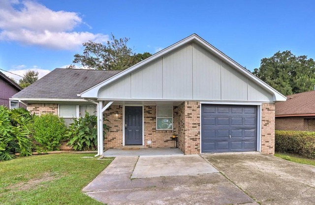 Quaint Gulfport Home with Deck about 2 Mi to Beach!