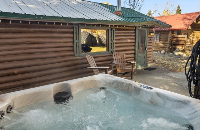 Cabane historique pittoresque avec bain à remous et WiFi, cette cabine confortable est à une courte distance du centre-ville et t