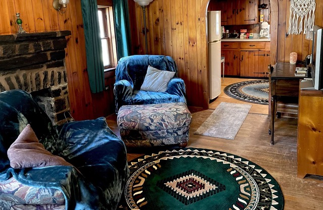 Quaint, historic, comfy LOG CABIN on a stream! Propane fireplace w/cosy fire!