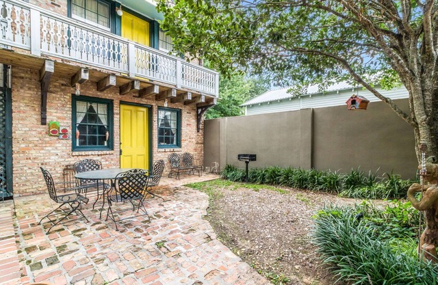 Historical Downtown Studio w/ Courtyard, Walk to Dining, Minutes From Lafayette!