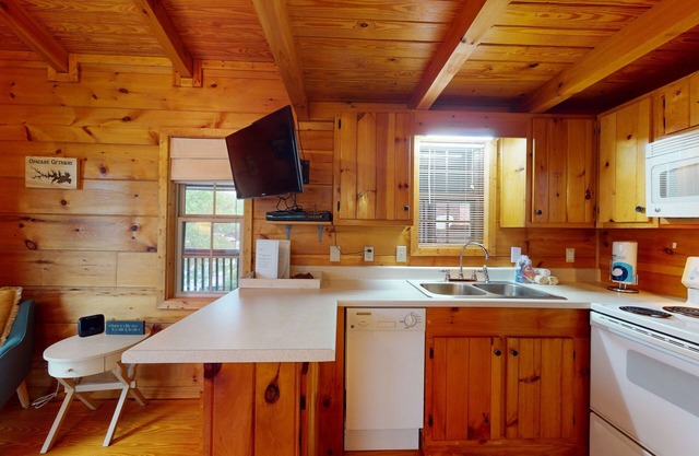 Quaint house with loft, furnished wraparound balcony, central AC, & fast WiFi