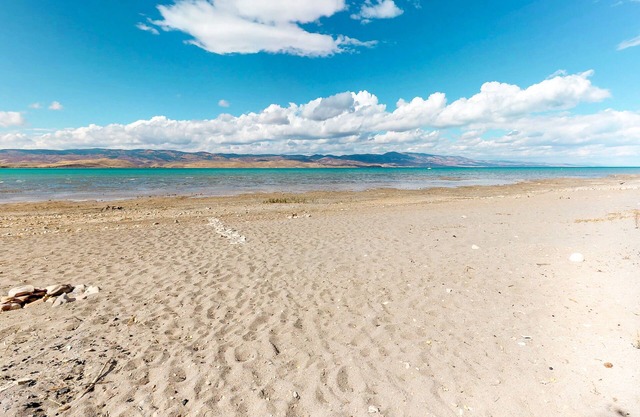 NOUVELLE LISTE! Maison au bord du lac pittoresque avec vue sereine et accès à la plage privée!