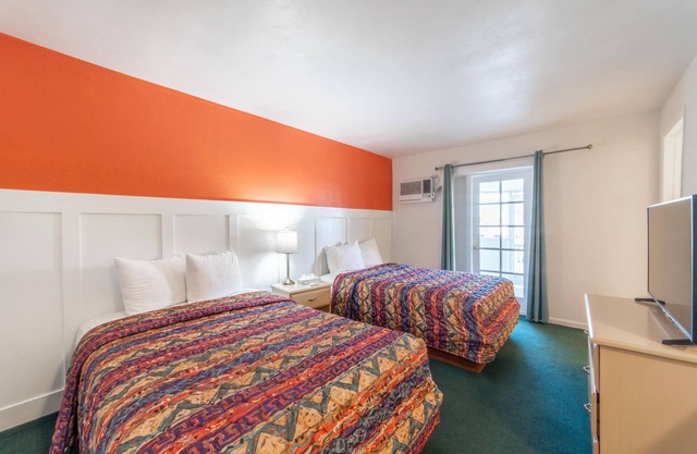 Quaint, Lakeside Standard Hotel Room with Kitchenette and Balcony