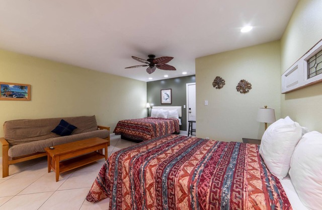 Quaint, Lakeside Family Suite with Deluxe Kitchen and Porch