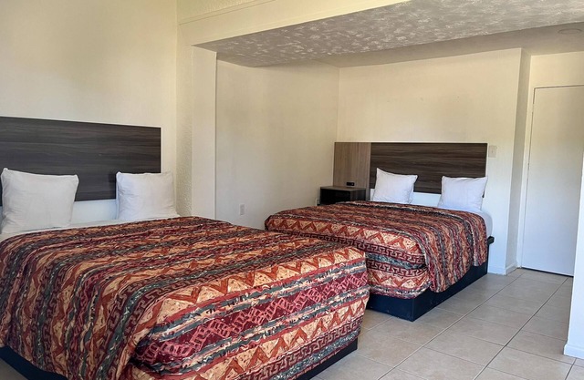 Quaint, Lakeside Queen Hotel Room