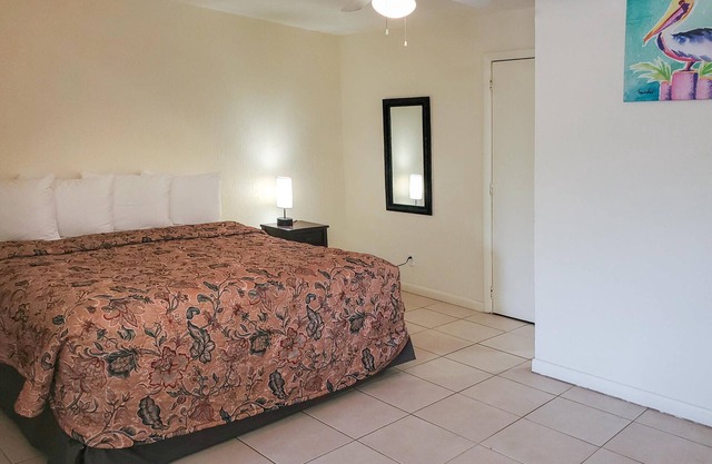 Quaint, Lakeside Queen Suite with Kitchen